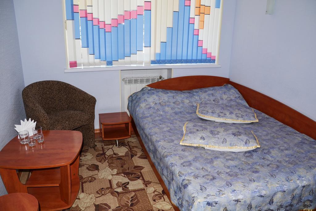 Hotel 7 Zirok Melitopolʼ Стая снимка